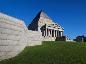 looking up at the Shrine of Remembrance from the Visitor Centre